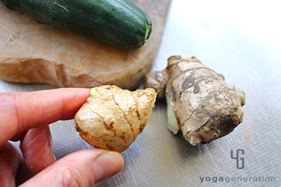 皮付きのまま千切りにするショウガ