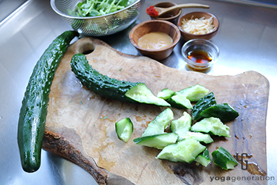 キュウリを手で割っていく