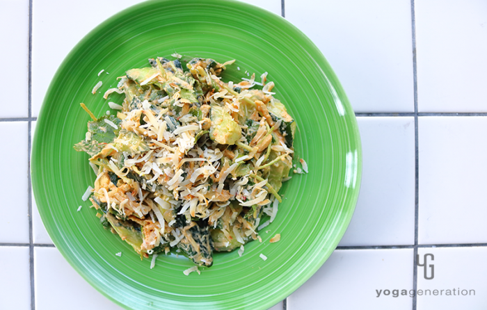 緑の皿に盛り付けたショウガたっぷりキュウリとココナッツのピーナッツクリーム・ドレッシング和え