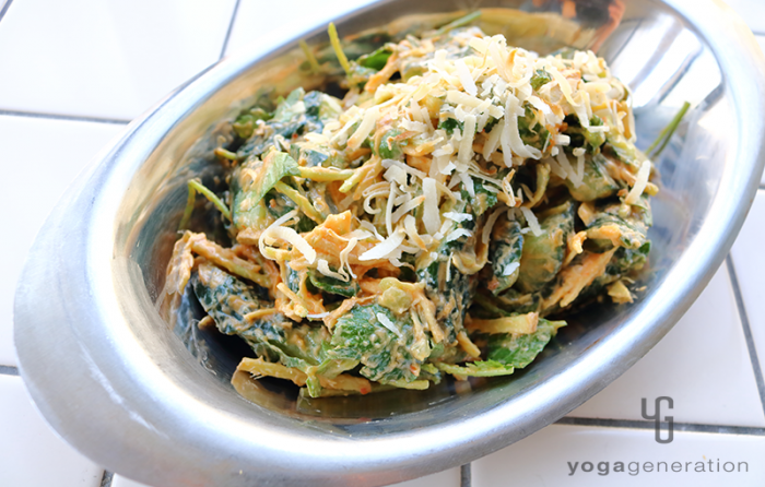 ステンレスの皿に盛り付けたショウガたっぷりキュウリとココナッツのピーナッツクリーム・ドレッシング和え