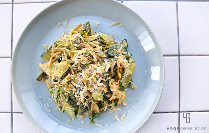 グレーの皿に盛り付けたショウガたっぷりキュウリとココナッツのピーナッツクリーム・ドレッシング和え