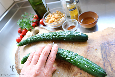 キュウリを板刷りする