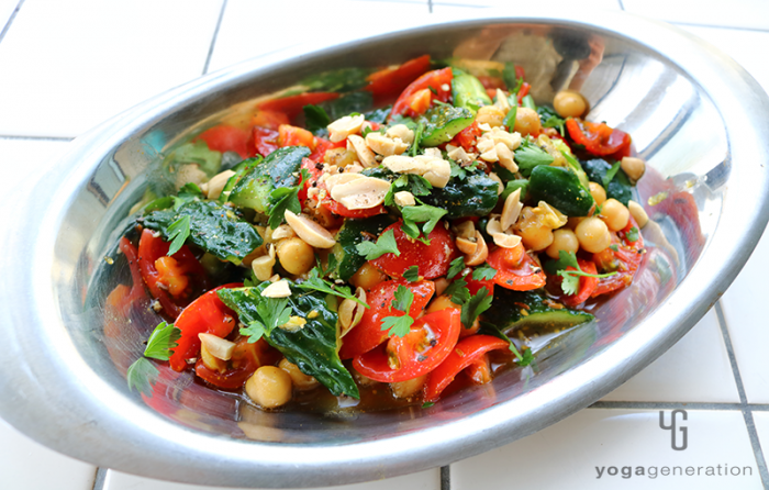 銀の器に盛り付けたキュウリのアジアな甘酸っぱサラダ