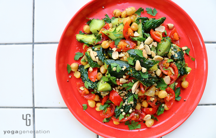 赤い器に盛り付けたキュウリのアジアな甘酸っぱサラダ