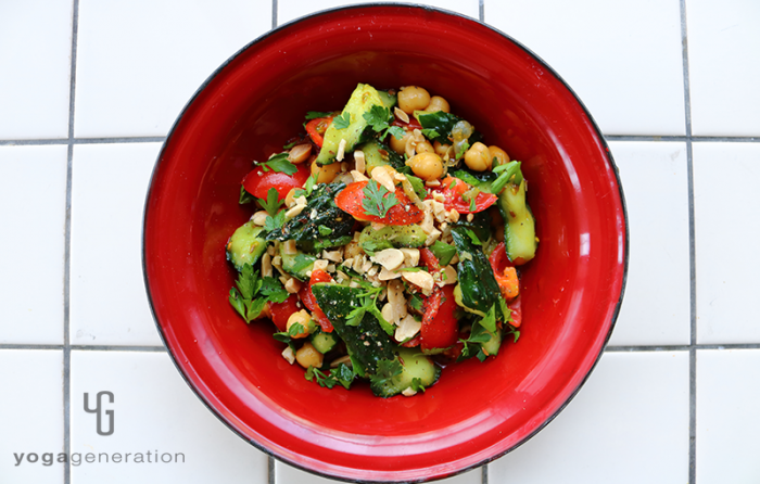 赤いホーローの器に盛り付けたキュウリのアジアな甘酸っぱサラダ