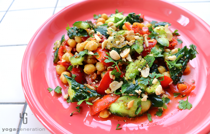 ピンクの器に盛り付けたキュウリのアジアな甘酸っぱサラダ