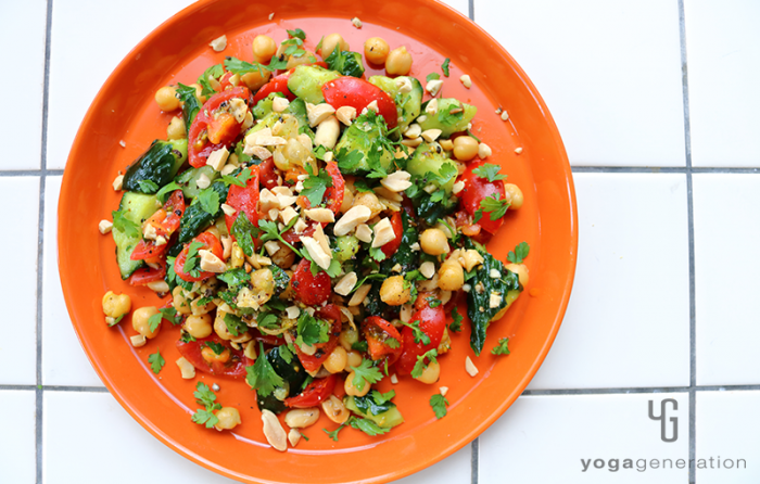 オレンジの器に盛り付けたキュウリのアジアな甘酸っぱサラダ