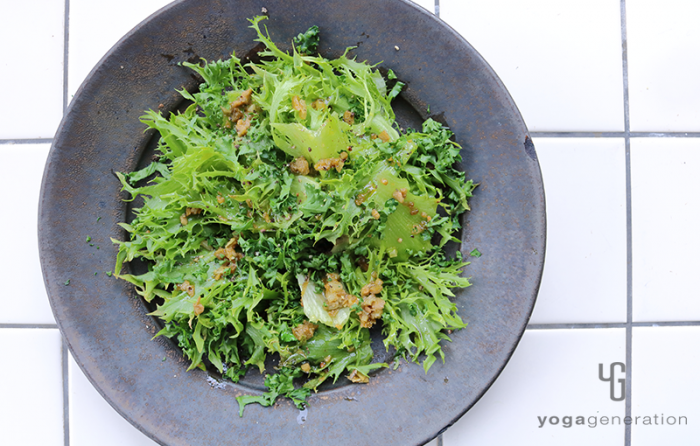 グリーンオリーブとアンチョビのガーリックオイル・サラダ