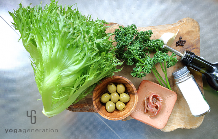 木製カットボードの上の材料