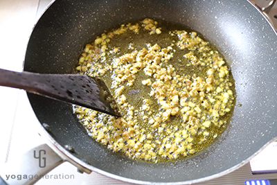 フライパンでオイルとアンチョビとオリーブを炒める