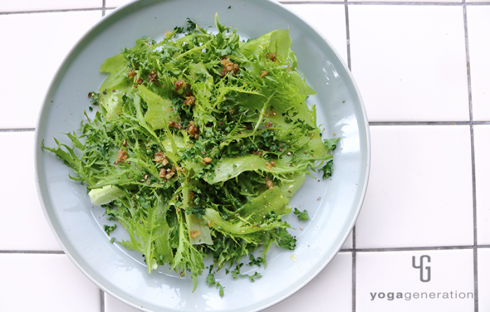 ブルーグレーの皿に盛り付けたグリーンオリーブとアンチョビのガーリックオイル・サラダ