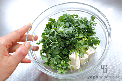 材料を混ぜてブレンダーにかける