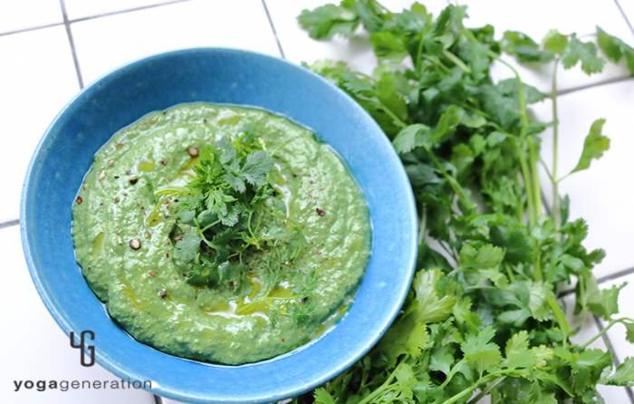 ターコイズの器に入れたパクチーとお豆腐のグリーンディップ