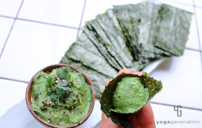 海苔で巻いたパクチーとお豆腐のグリーンディップ