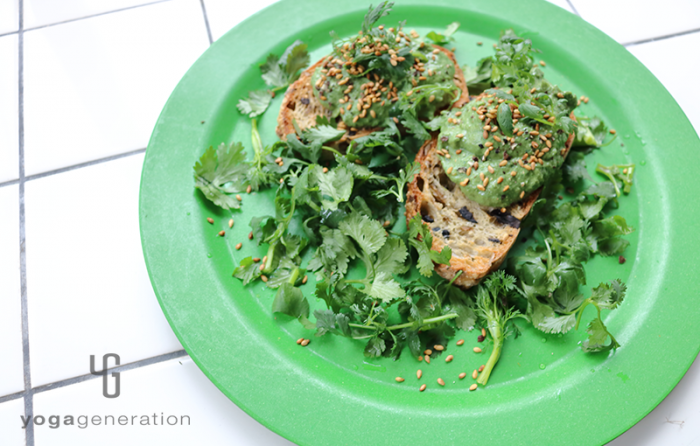 緑の皿に盛り付けたパクチーとお豆腐のグリーンディップ