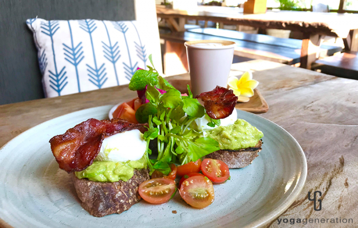 グレーの皿に乗ったアボカドトースト