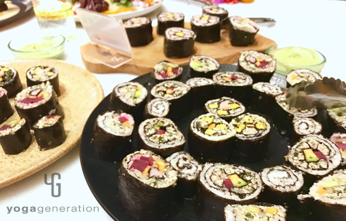 皿に乗った巻き寿司