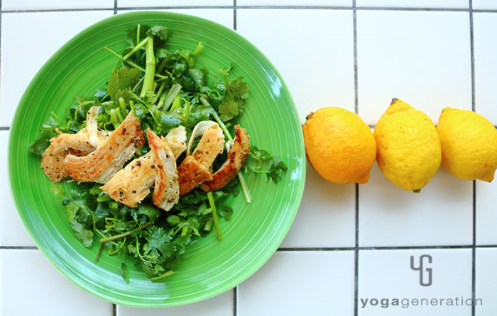 ジンジャーレモン・チキンでパクチーサラダ
