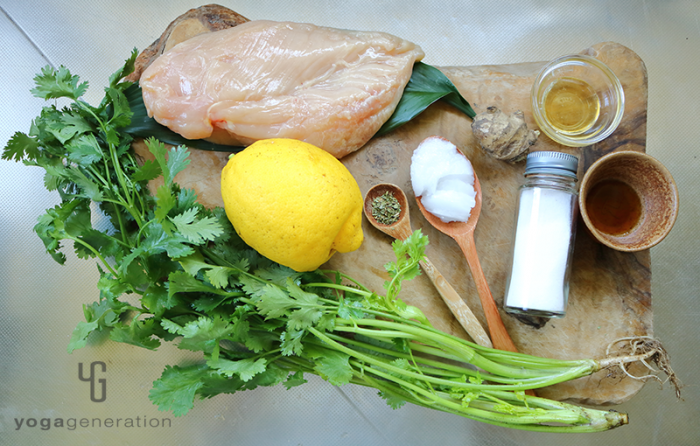 木製カットボードの上の材料