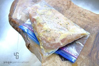 密閉式の袋に材料を入れて一晩置く