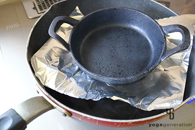 フライパンで鶏肉を焼く