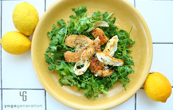 黄色い皿に盛り付けたジンジャーレモン・チキンでパクチーサラダ