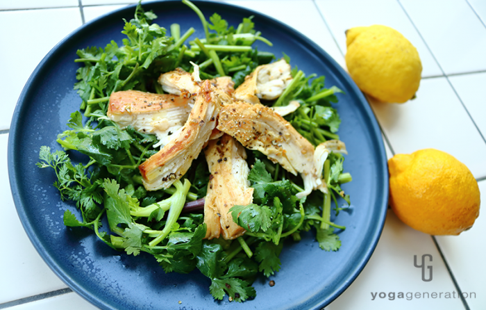 黄色い皿に盛り付けたジンジャーレモン・チキンでパクチーサラダ