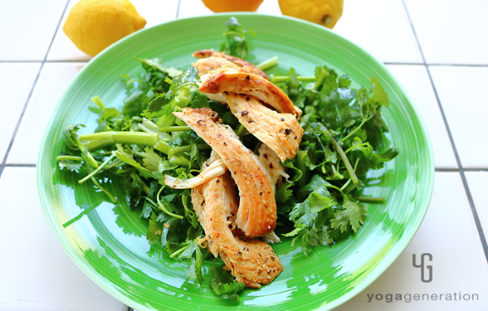 緑の皿に盛り付けたジンジャーレモン・チキンでパクチーサラダ