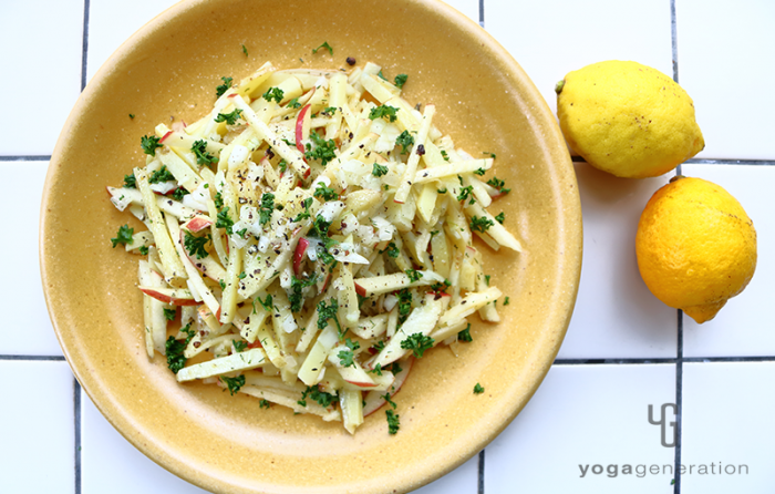 黄色い皿に盛り付けたジャガイモとリンゴのハニーレモン・マリネ