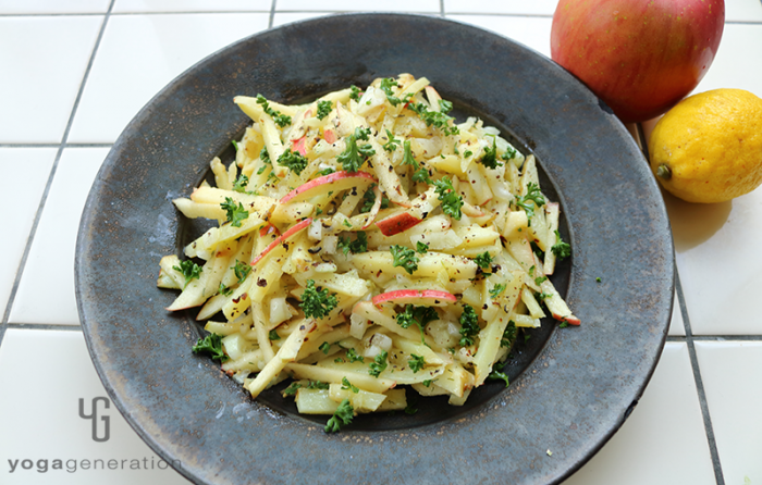 黒い皿に盛り付けたジャガイモとリンゴのハニーレモン・マリネ