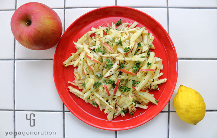 赤い皿に盛り付けたジャガイモとリンゴのハニーレモン・マリネ