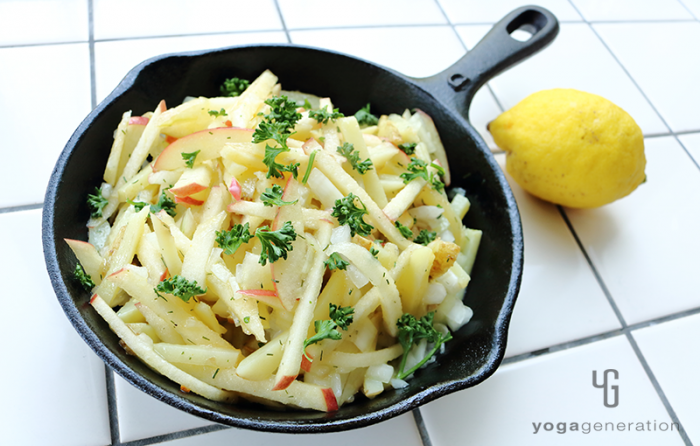 スキレットに盛り付けたジャガイモとリンゴのハニーレモン・マリネ