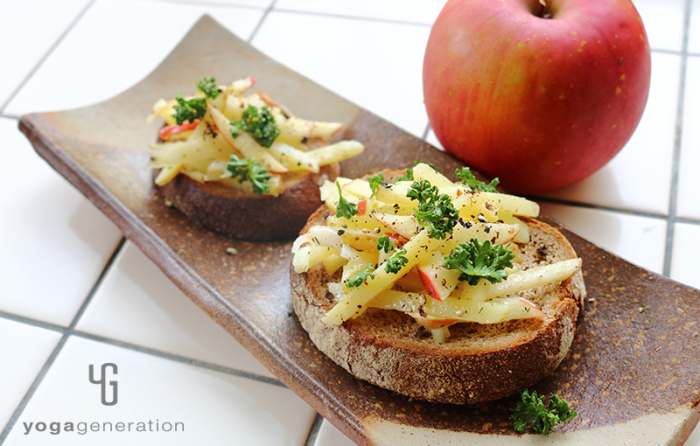 オープンサンドにしたジャガイモとリンゴのハニーレモン・マリネ