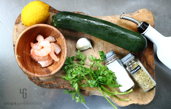 木製カットボードの上の材料