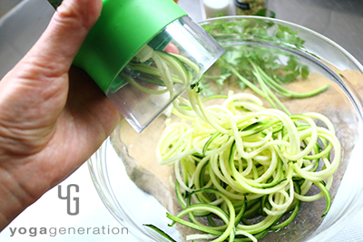 ズッキーニをスライスする