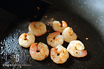 フライパンでエビに火を通す