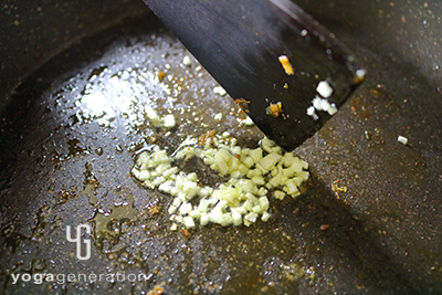 フライパンでニンニクを炒める