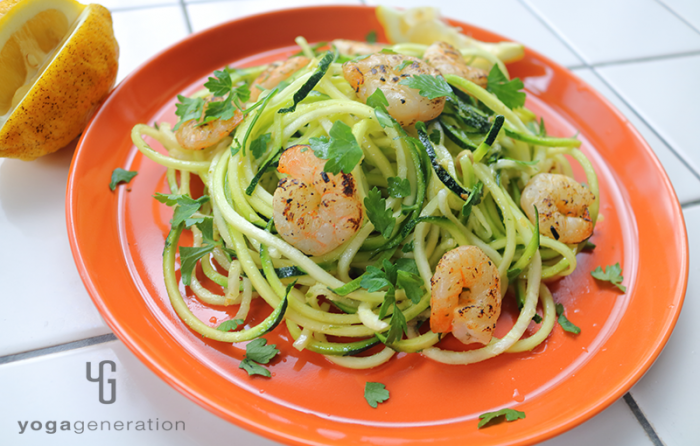 オレンジの皿に乗せたズッキーニとエビのガーリックレモン・サラダ