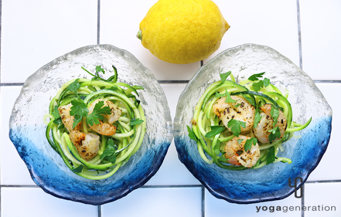 ガラスの器に盛り付けたズッキーニとエビのガーリックレモン・サラダ