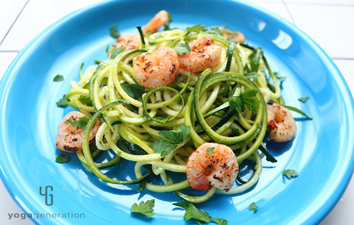 ターコイズの皿に乗せたズッキーニとエビのガーリックレモン・サラダ