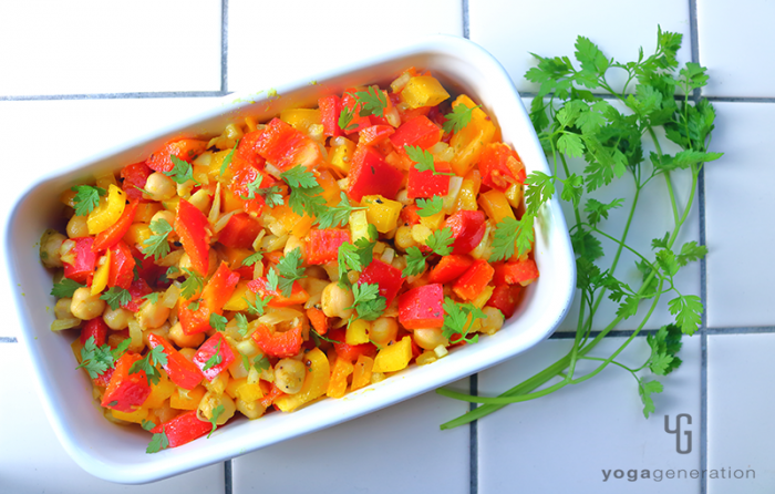 白いホーロー容器に入ったヒヨコ豆とパプリカのスパイシー・カラフルサラダ