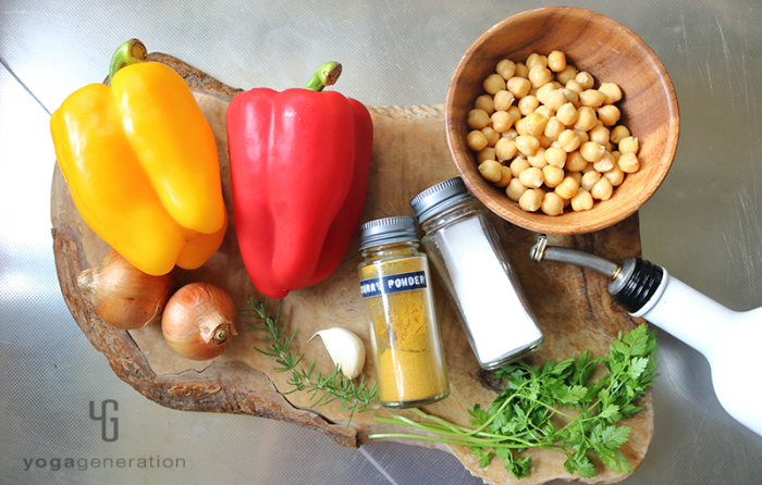 木製カットボードの上の材料