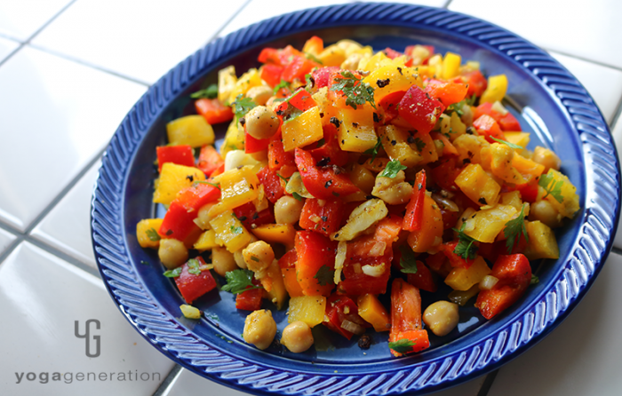群青色の皿に盛り付けたヒヨコ豆とパプリカのスパイシー・カラフルサラダ