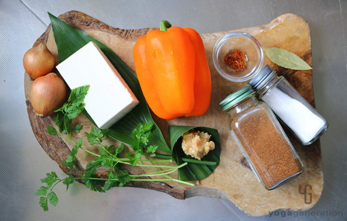 木製カットボードの上の材料