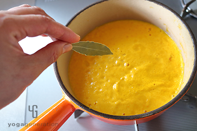 ミキサーで撹拌してローリエを加える