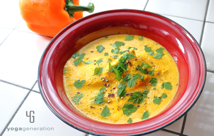 赤い器に盛り付けたメキシカン風味のクリーミーなお味噌汁