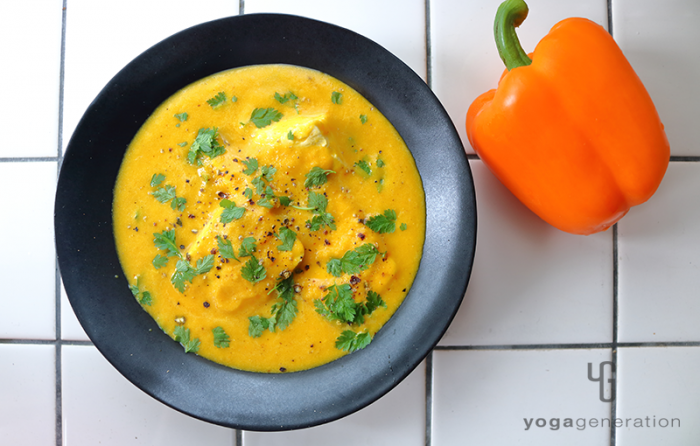 黒い器に盛り付けたメキシカン風味のクリーミーなお味噌汁