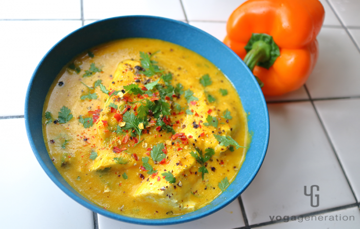 ターコイズの器に盛り付けたメキシカン風味のクリーミーなお味噌汁