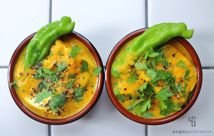 小さい器に盛り付けたメキシカン風味のクリーミーなお味噌汁