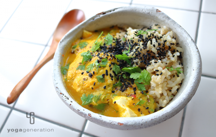 玄米ご飯に添えたメキシカン風味のクリーミーなお味噌汁